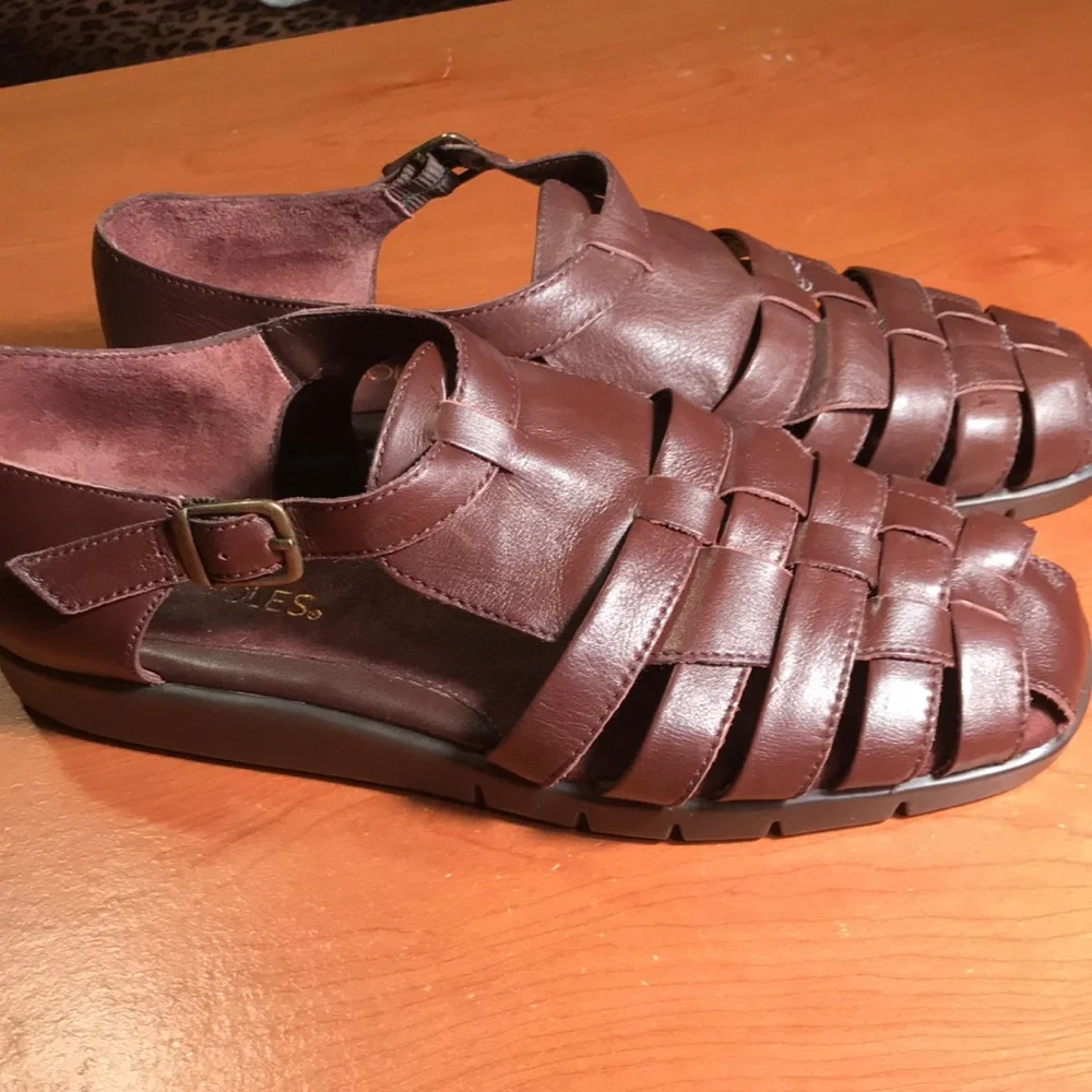 Sandals. Women Closed Toe Sandal AEROSOLES Brown Leather Sandals Size 8.5 - Picture 2 of 5